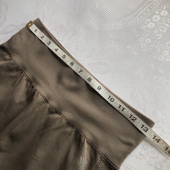 Forever 21 Coffee Brown Seamless Biker Shorts Elastic Activewear Women’s Size L - Picture 9 of 16